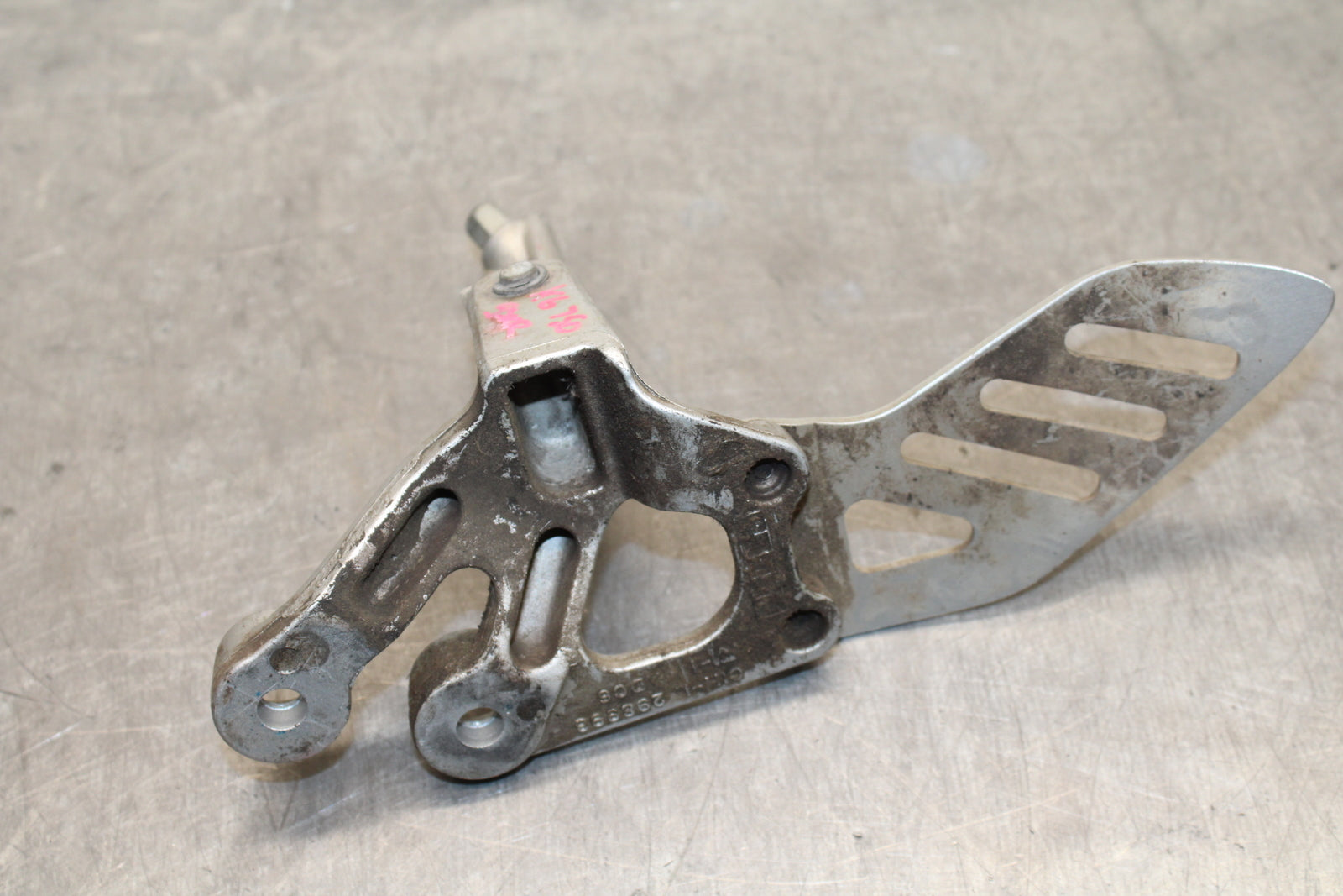 06-07 SUZUKI GSXR750 LEFT REARSET REAR SET DRIVER FOOT PEG REST STOP BB132