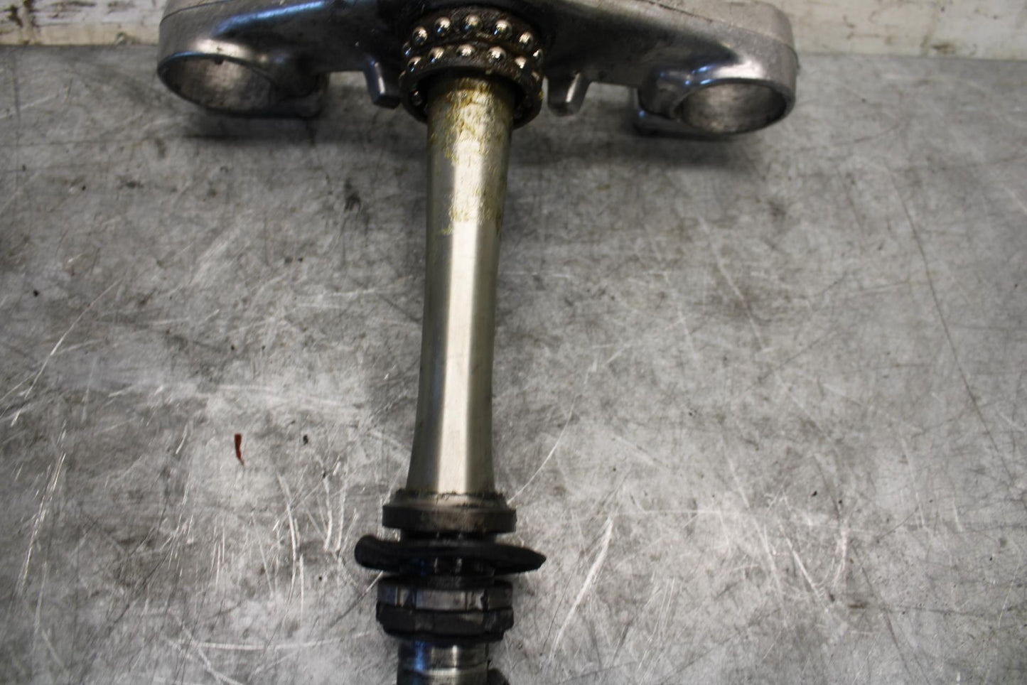 2002 Yamaha YZF R6  FORKS CLAMP LOWER TRIPLE TREE STEM 5MT-23340-00-00 BB545