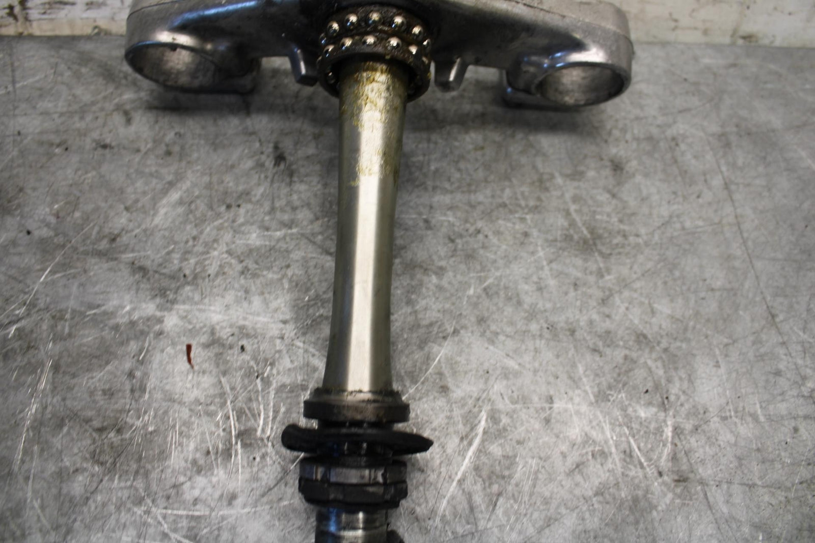 2002 Yamaha YZF R6  FORKS CLAMP LOWER TRIPLE TREE STEM 5MT-23340-00-00 BB545