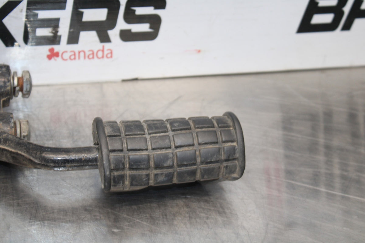 77 SUZUKI GS750 FRONT FOOT RESTS PEGS STEPS SET PAIR BB779