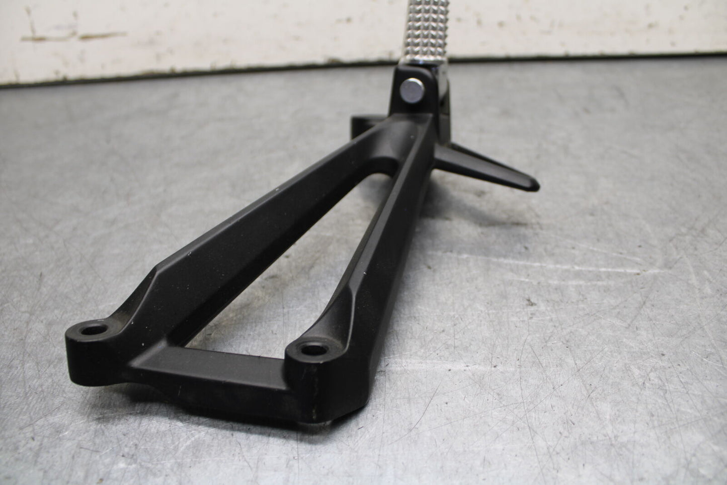 15-17 YAMAHA YZF R3 RIGHT REAR BACK PASSENGER PEG BB651