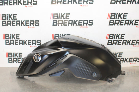 23-24 YAMAHA MT-07 LEFT GAS TANK FUEL CELL COVER FAIRING COWL BB927