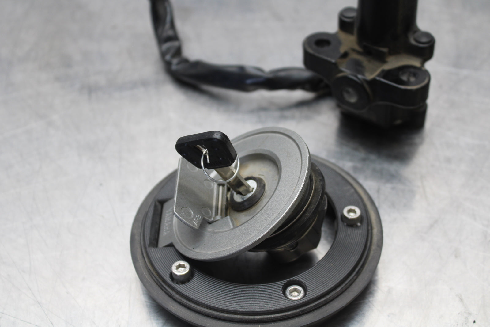14-17 YAMAHA FZ07 IGNITION LOCK KEY SET W/ GAS CAP BB162