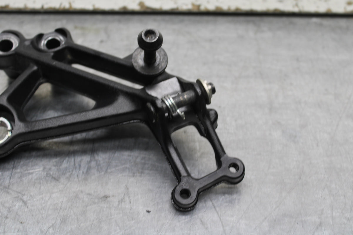 17-24 KTM 390 DUKE RIGHT REARSET REAR SET DRIVER FOOT PEG BRACKET MOUNT BB734