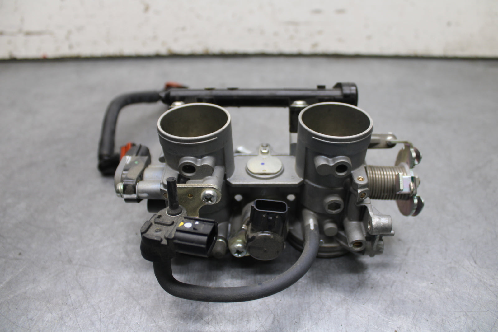 24 KAWASAKI NINJA 500 ABS MAIN FUEL INJECTORS / THROTTLE BODIES BB730