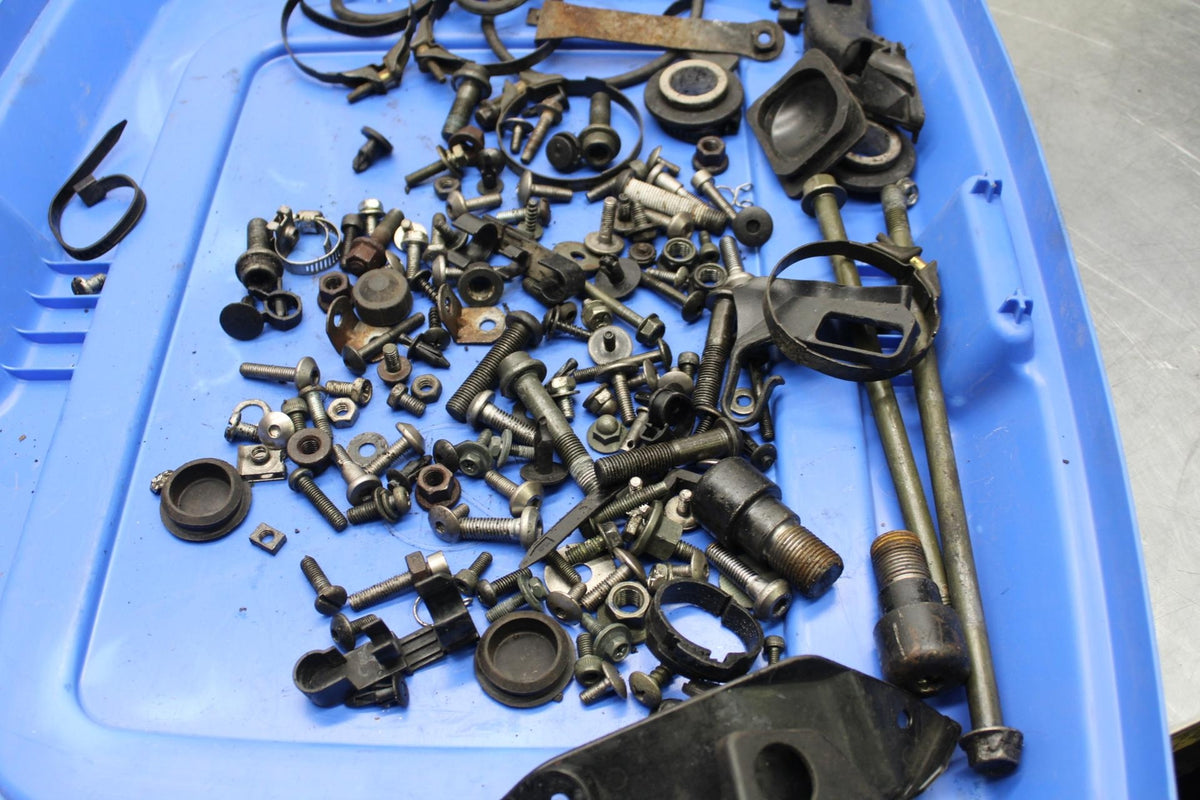 05 YAMAHA YZF R6S MISCELLANEOUS MOUNTING BOLTS HARDWARE MOTOR SCREWS BB95