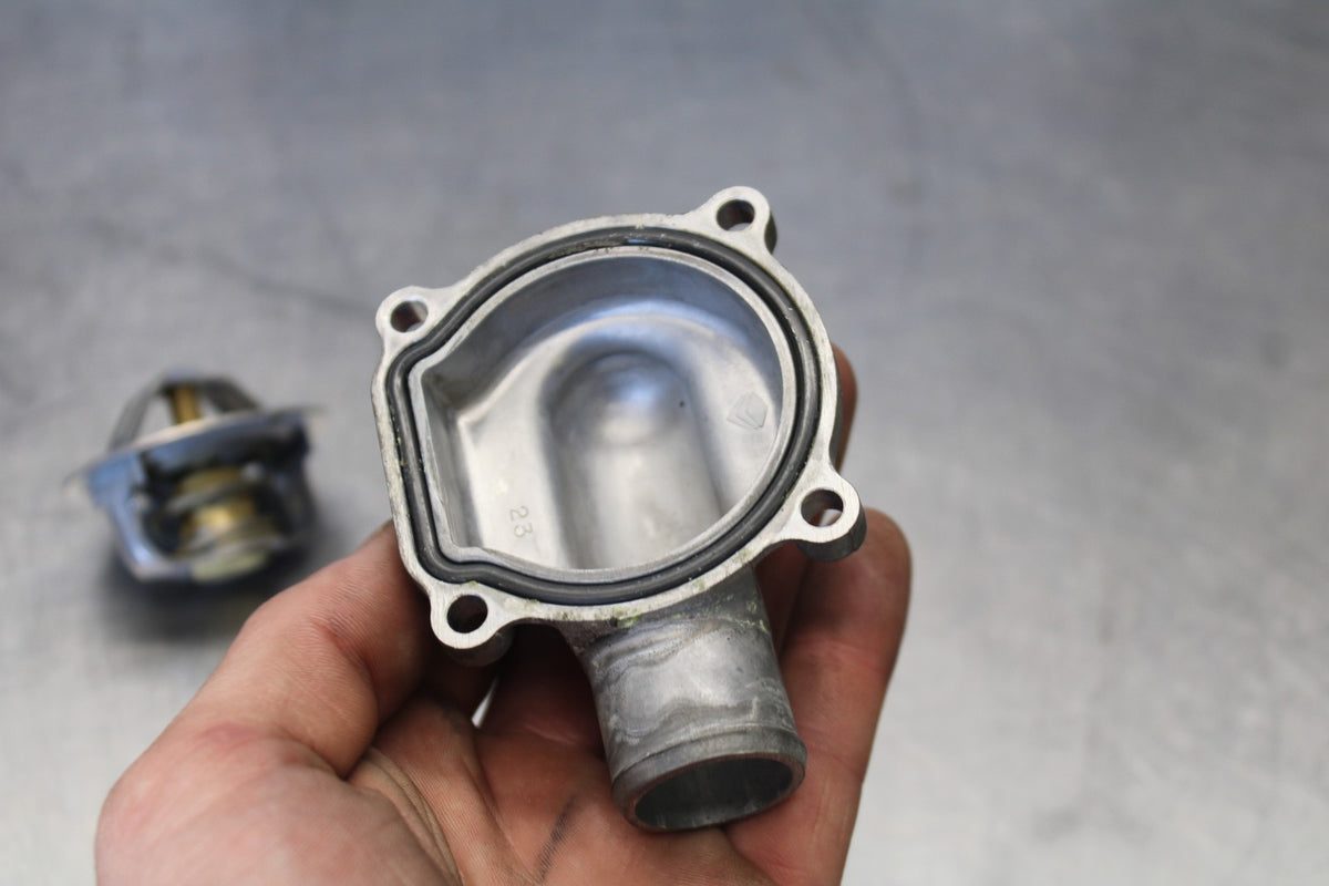 20-22 KAWASAKI NINJA ZX6R THERMOSTAT W HOUSING ASSEMBLY BB884