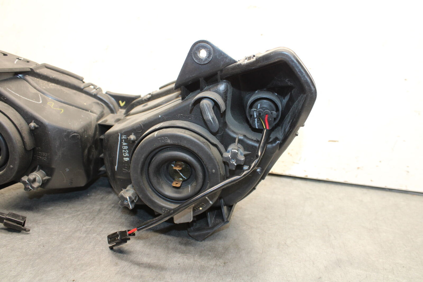 11-12 KAWASAKI NINJA 400 EX400 C FRONT HEADLIGHT HEAD LIGHT LAMP BB358