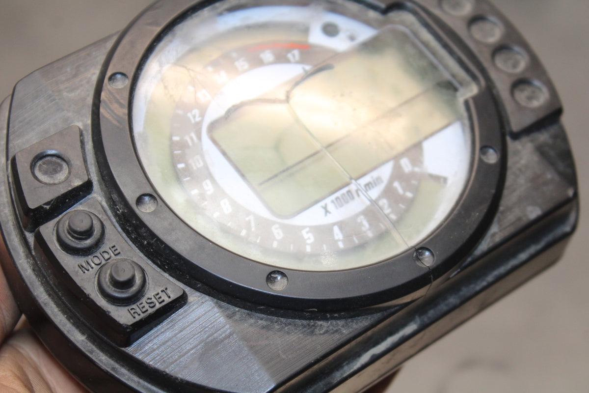 05-06 KAWASAKI NINJA ZX6R SPEEDO TACH GAUGES DISPLAY CLUSTER SPEEDOMETER BB877