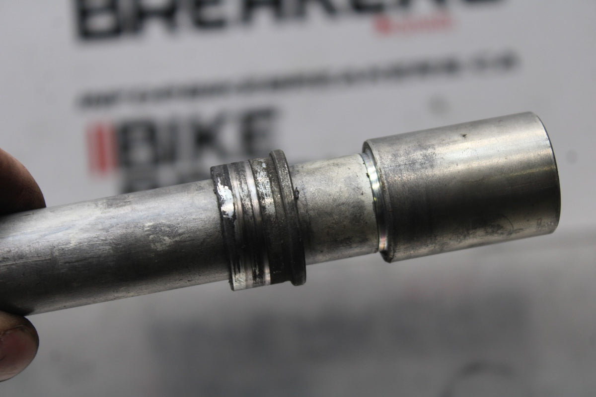 18 YAMAHA YZF R1  FRONT WHEEL RIM AXLE PIVOT BOLT BB838