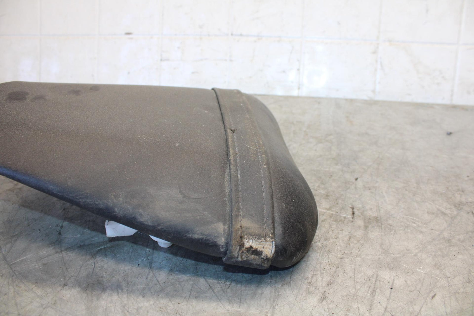 08-16 YAMAHA YZF R6 REAR BACK PASSENGER TANDEM SEAT PAD SADDLE PILLION BB431