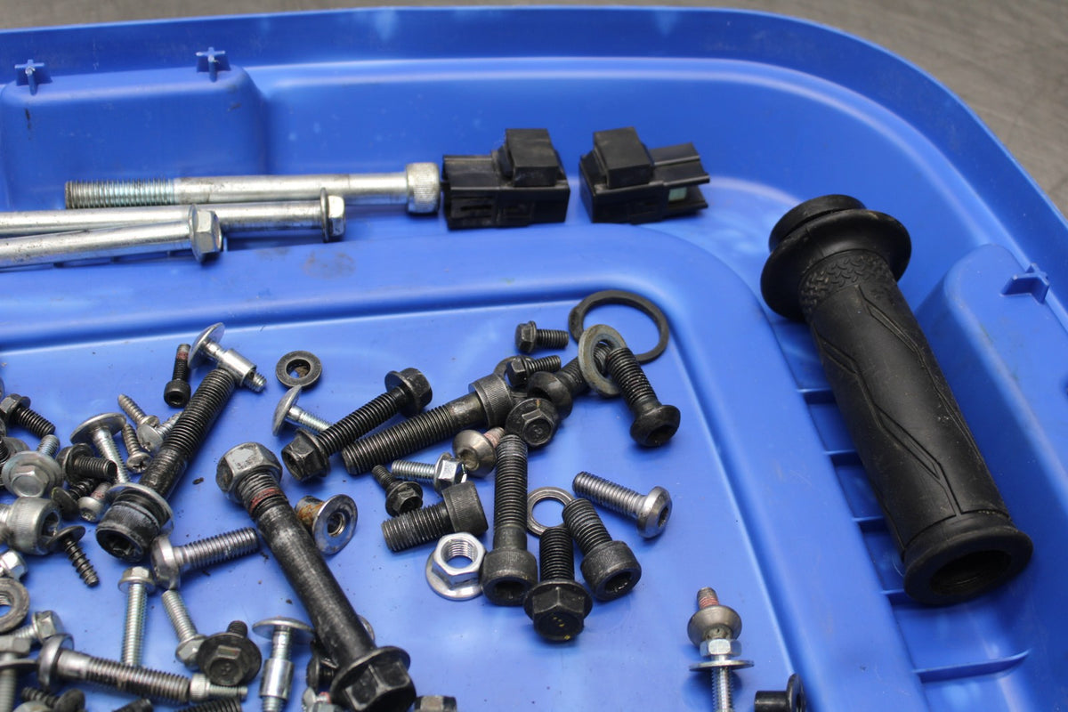 23 YAMAHA YZF R3 MOUNTING BOLTS HARDWARE MOTOR SCREWS BB806