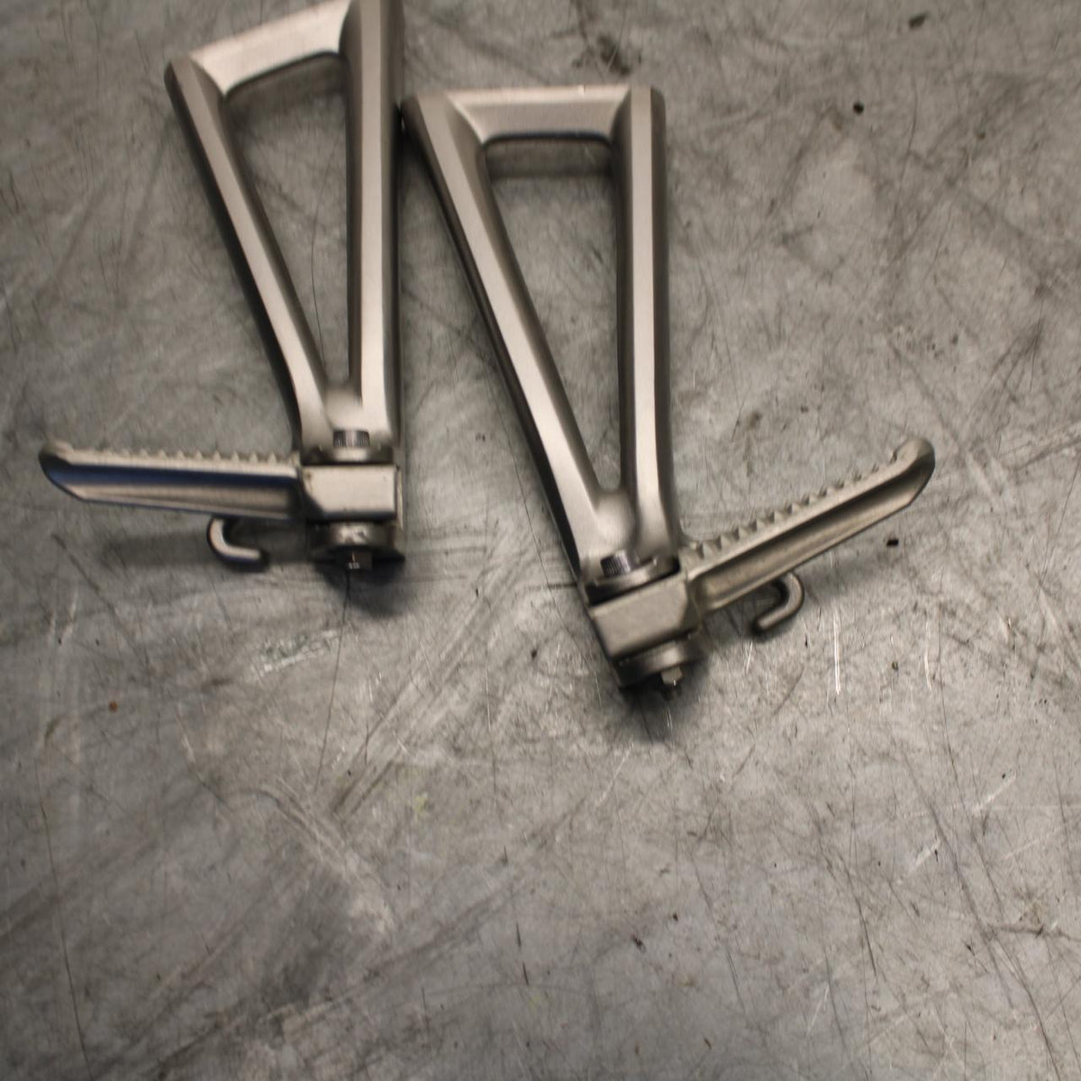 2009 Yamaha YZF R6 REAR BACK PASSENGER PEG SET PAIR 2C0-2741L-00-00 BB532