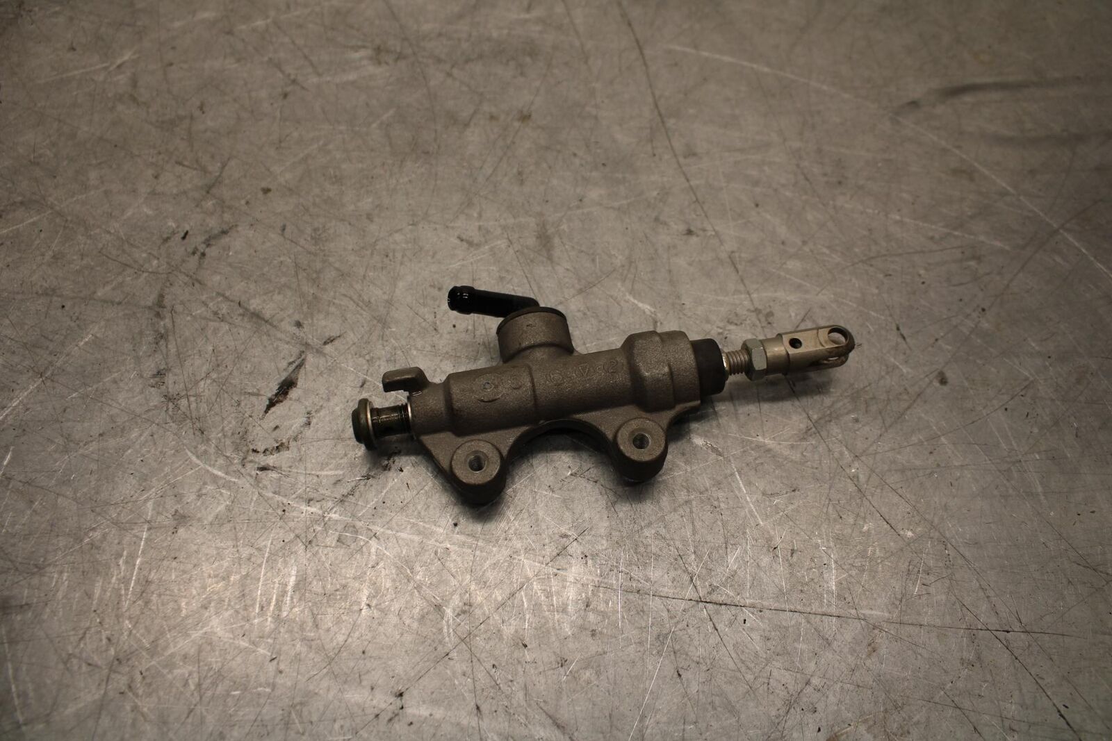 2007 Yamaha YZF R6 REAR BACK BRAKE MASTER CYLINDER 2C0-2583V-01-00 BB525