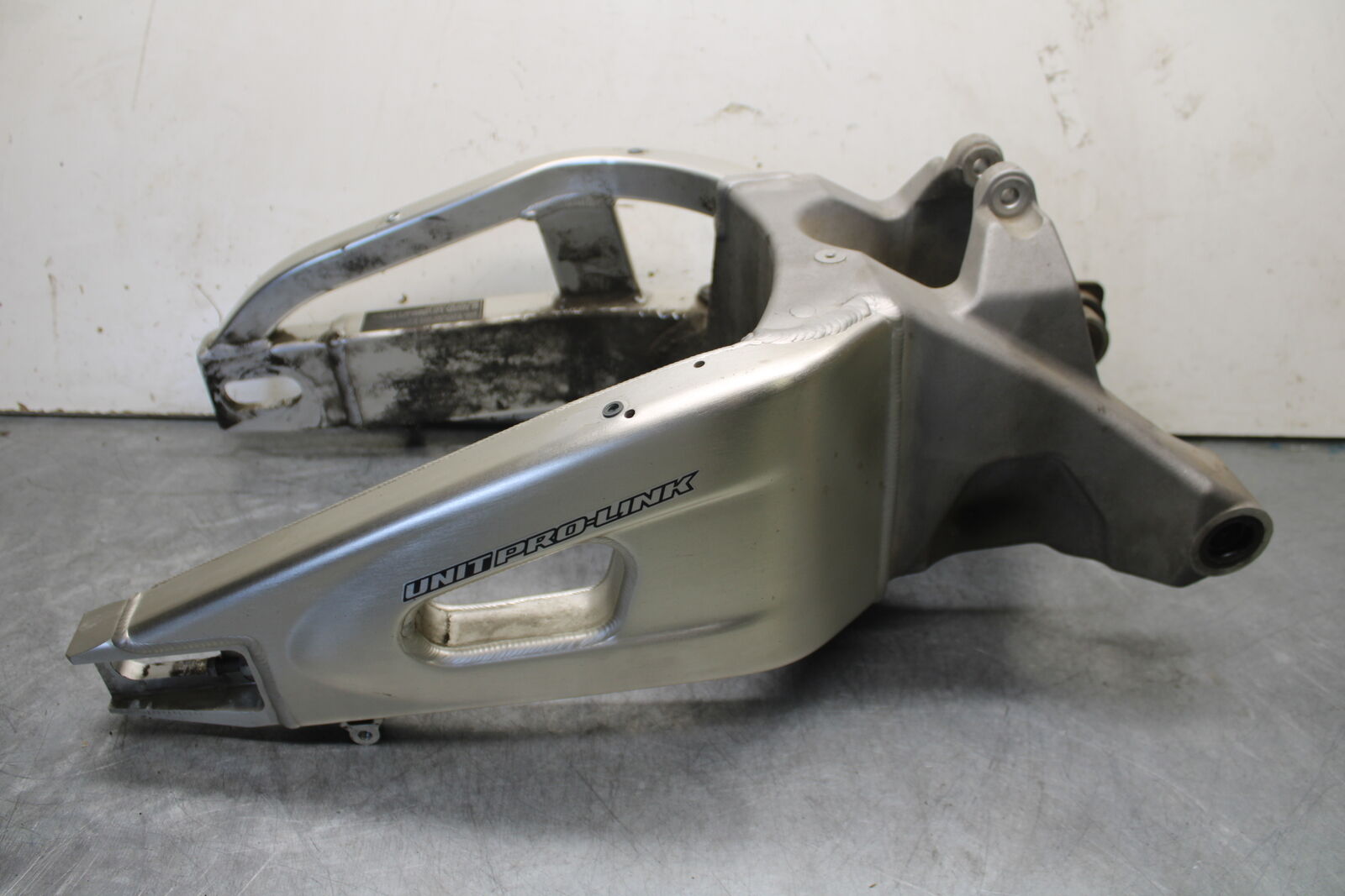 05-06 HONDA CBR600RR REAR SWINGARM SWING ARM 52200-MEE-D00  BB655