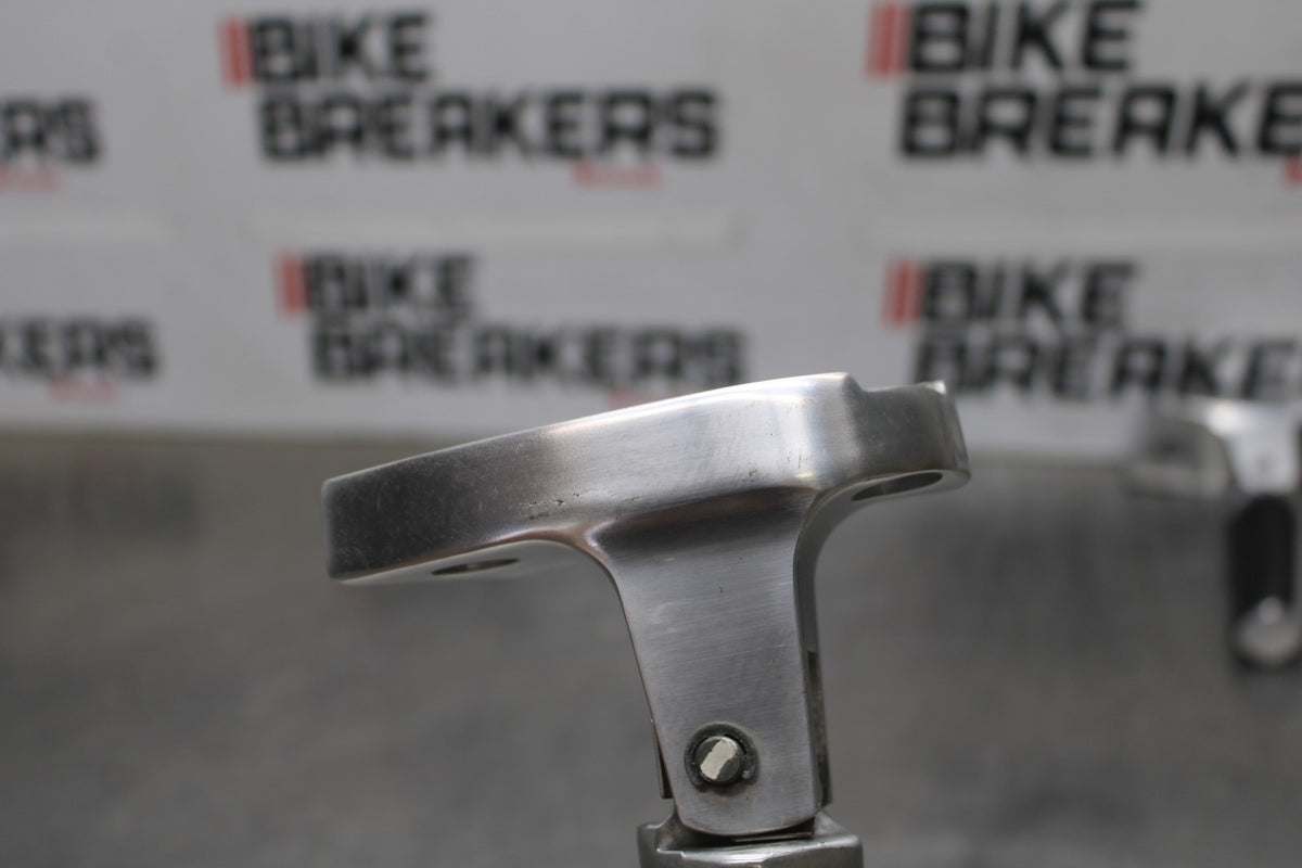 05-09 SUZUKI BOULEVARD C90 REAR PASSENGER FOOT STEP PEG SET PAIR BB918