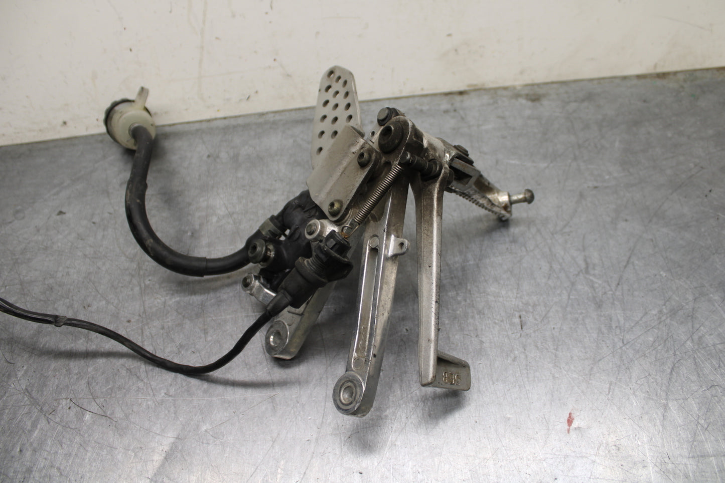 00-01 YAMAHA YZF R1 RIGHT REARSET REAR SET DRIVER FOOT PEG REST STOP BB755