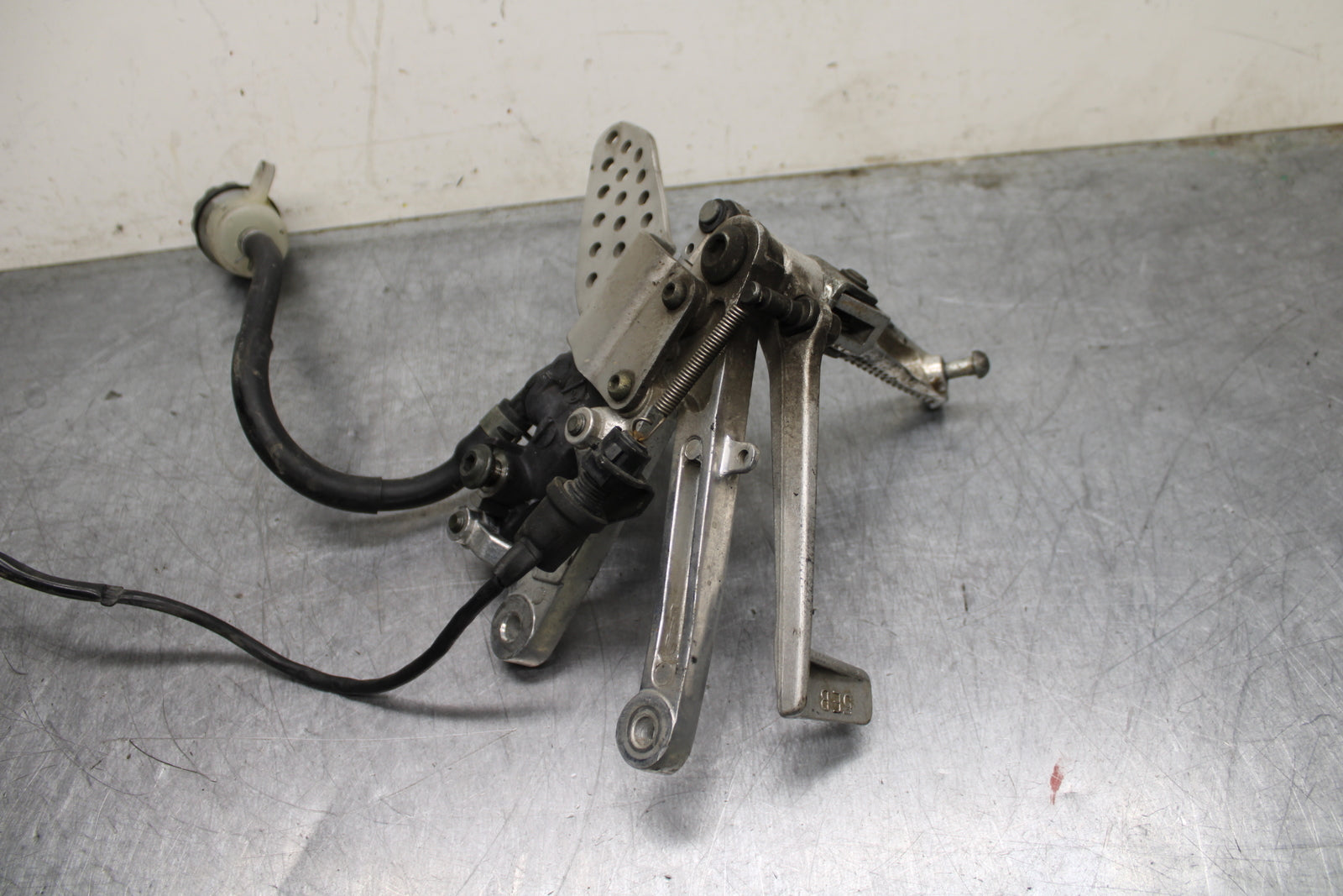 00-01 YAMAHA YZF R1 RIGHT REARSET REAR SET DRIVER FOOT PEG REST STOP BB755