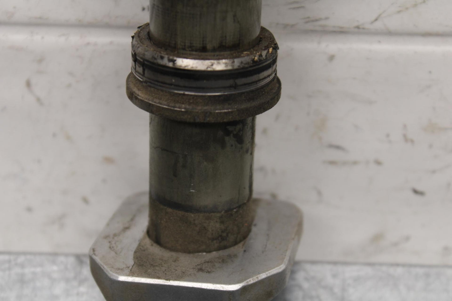 2008 Suzuki GSXR600 REAR AXLE BACK WHEEL RIM PIVOT BOLT AXEL 64711-49G00 BB593
