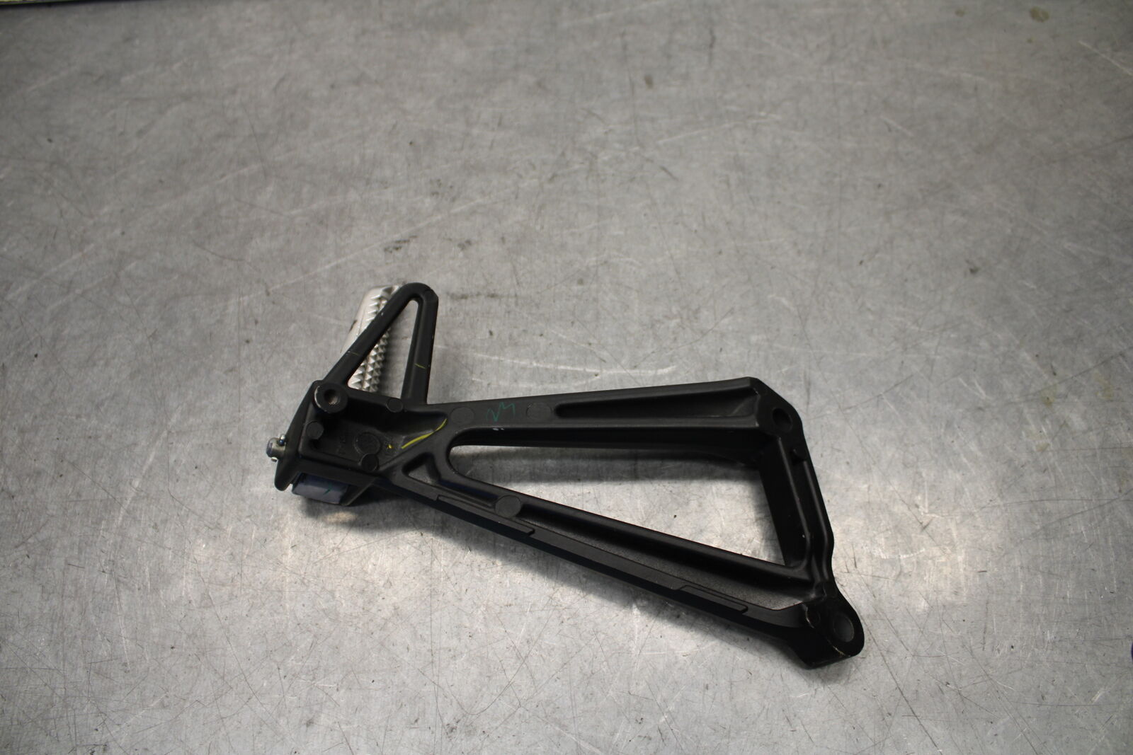 15-17 YAMAHA YZF R3 RIGHT REAR BACK PASSENGER PEG BB651