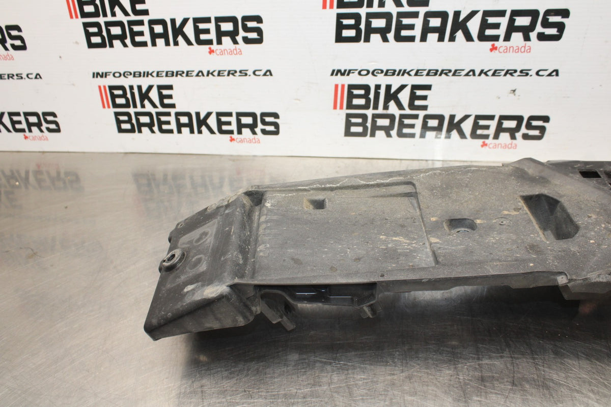 08-10 SUZUKI GSXR 600 REAR BACK TAIL UNDERTAIL BATTERY TRAY PLASTIC BB835