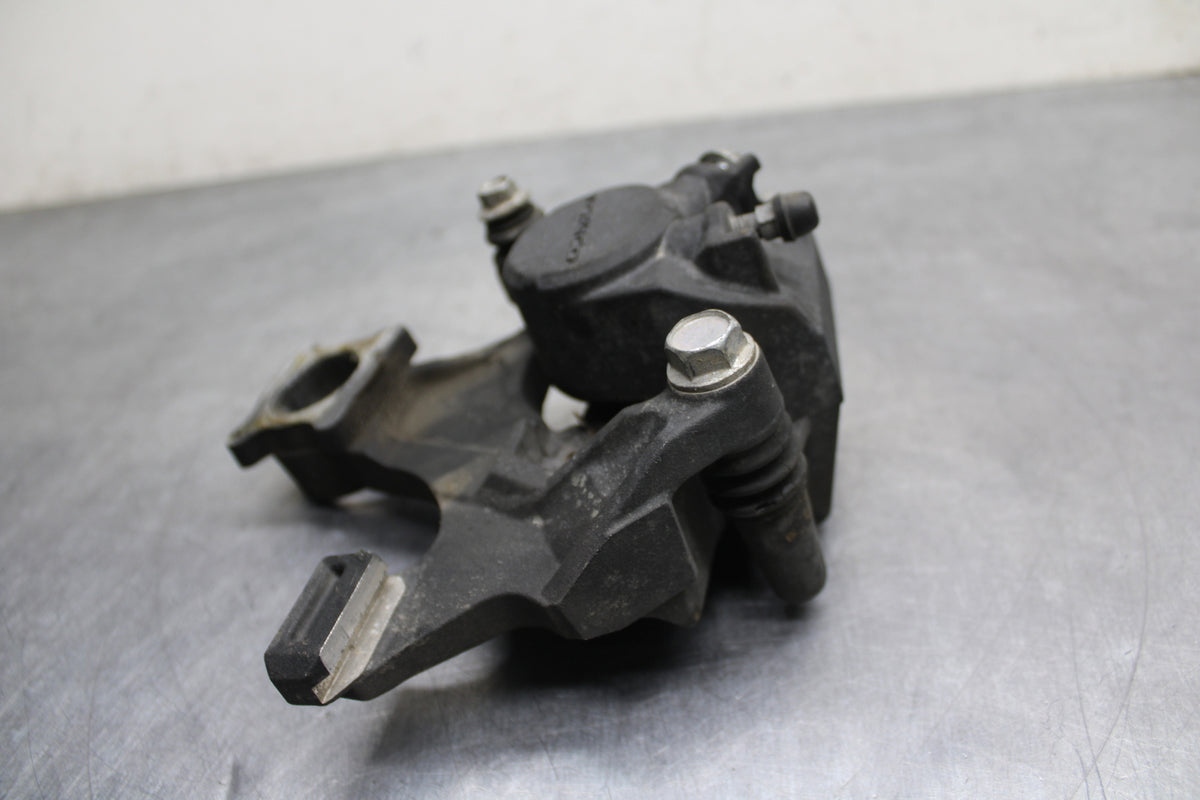 09 SUZUKI GSXR600 REAR BACK BRAKE CALIPER W MOUNT BRACKET BB759