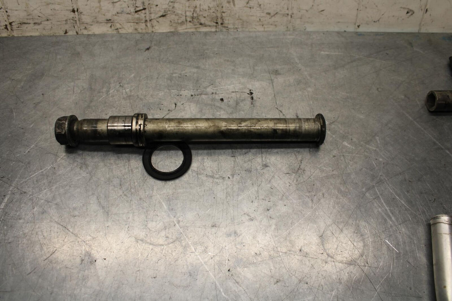 2006 Yamaha YZF R6 REAR AXLE BACK WHEEL RIM BOLT AXEL 2C0-25381-00-00 BB560