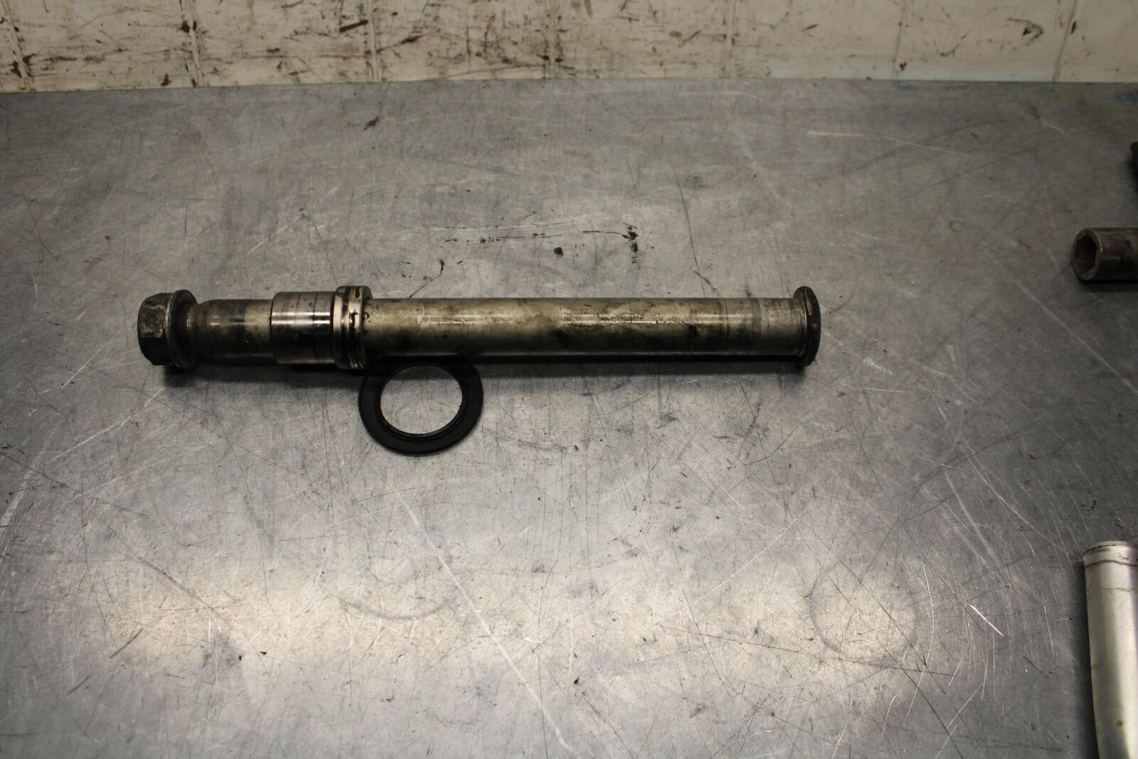 2006 Yamaha YZF R6 REAR AXLE BACK WHEEL RIM BOLT AXEL 2C0-25381-00-00 BB560