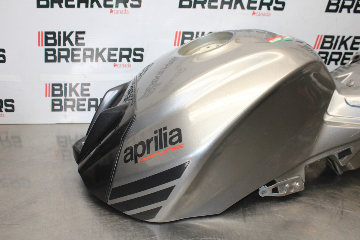 16 APRILIA TUONO V4 1100 GAS TANK FUEL CELL PETROL RESERVOIR BB905