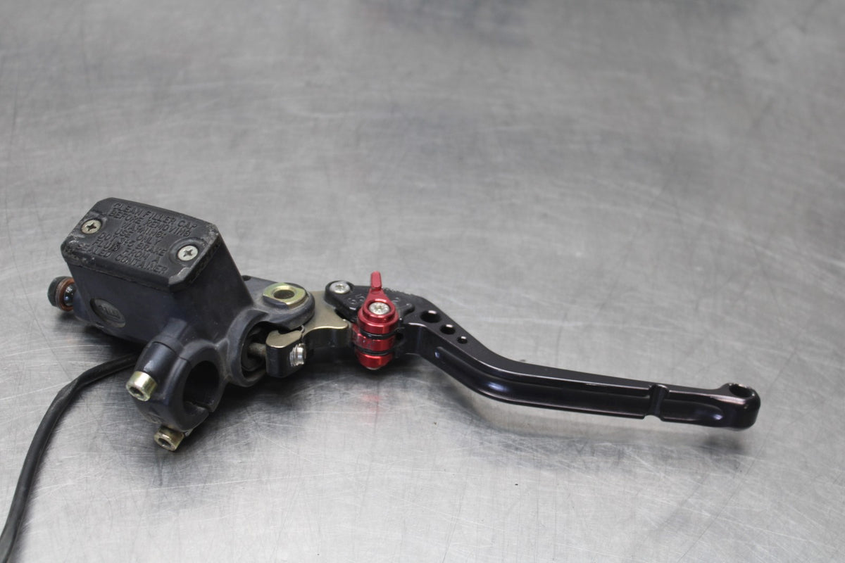 05 DUCATI SUPERSPORT 800 FRONT BRAKE MASTER CYLINDER w/ LEVER BB913