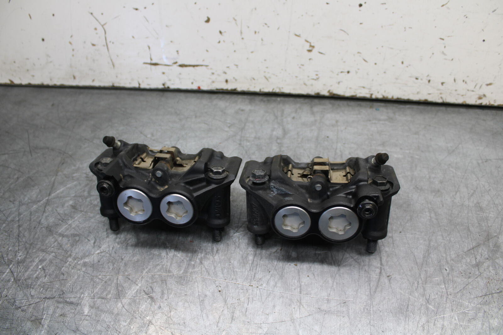 22-24 YAMAHA XSR900 RIGHT LEFT FRONT BRAKE CALIPER SET PAIR CALIPERS BB710