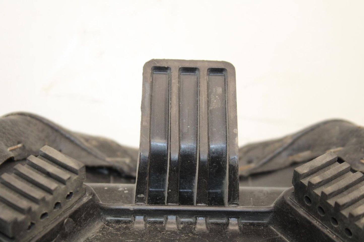 2013 Suzuki Boulevard C50T FRONT DRIVERS SEAT 45100-06J00-V4Y BB625