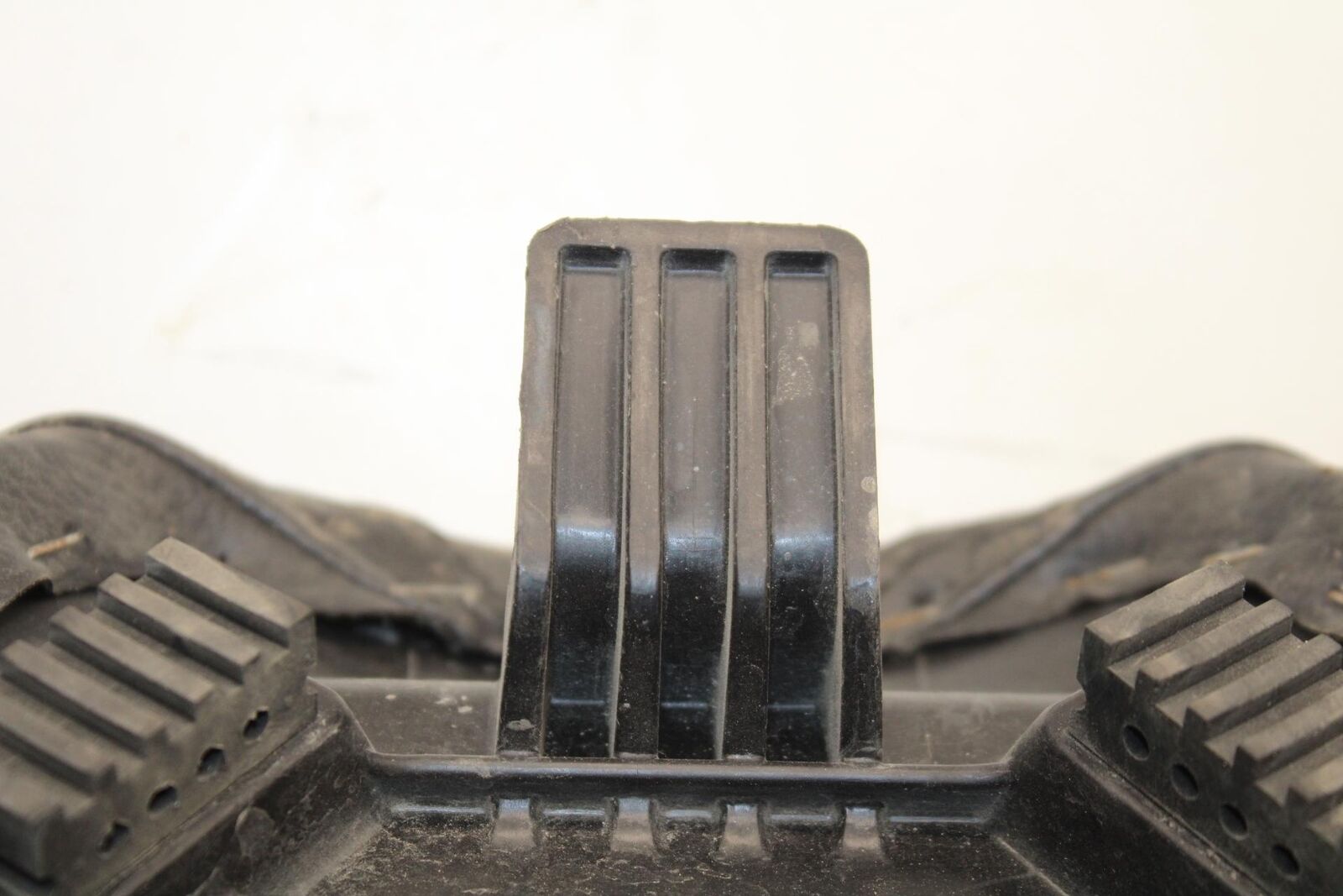 2013 Suzuki Boulevard C50T FRONT DRIVERS SEAT 45100-06J00-V4Y BB625