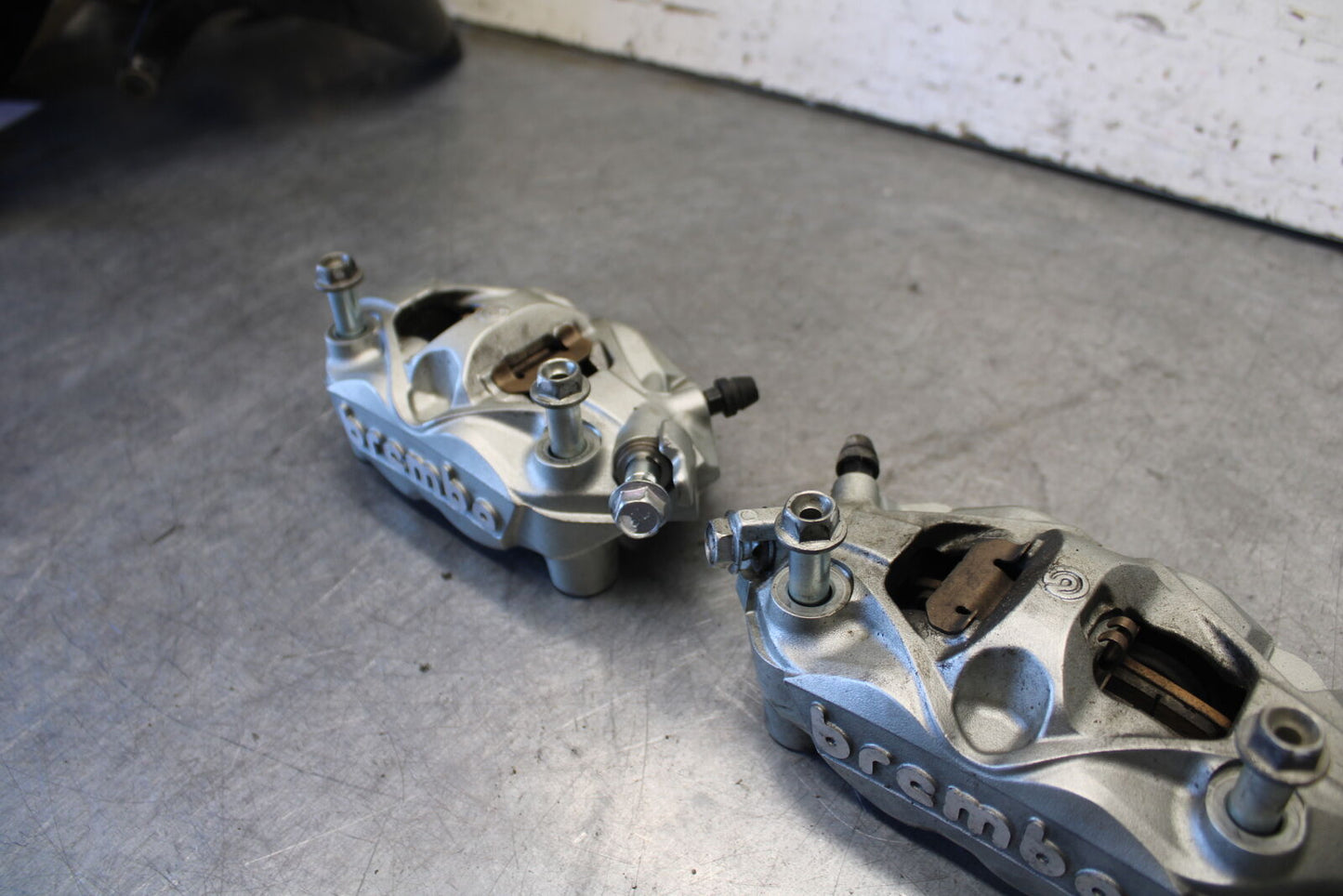 11-24 SUZUKI GSXR750 RIGHT LEFT FRONT BRAKE CALIPER SET PAIR CALIPERS  BB687