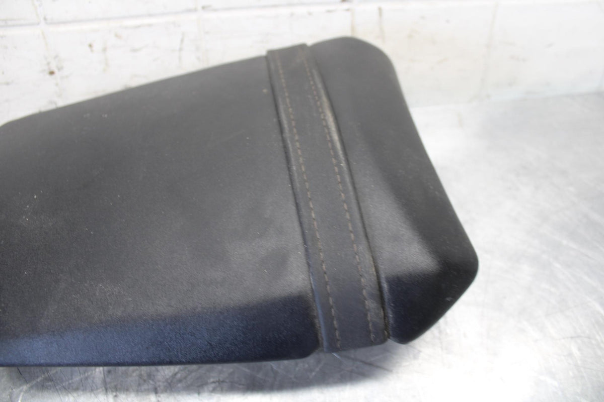 04-06 YAMAHA YZF R1 REAR BACK PASSENGER TANDEM SEAT PAD SADDLE PILLION BB491