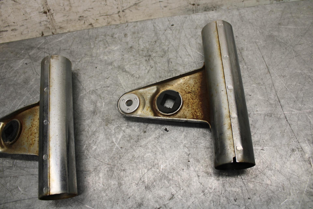 1982 Suzuki GS450L SINGLE HEADLIGHT HEAD LAMP LIGHT BRACKETS BB52