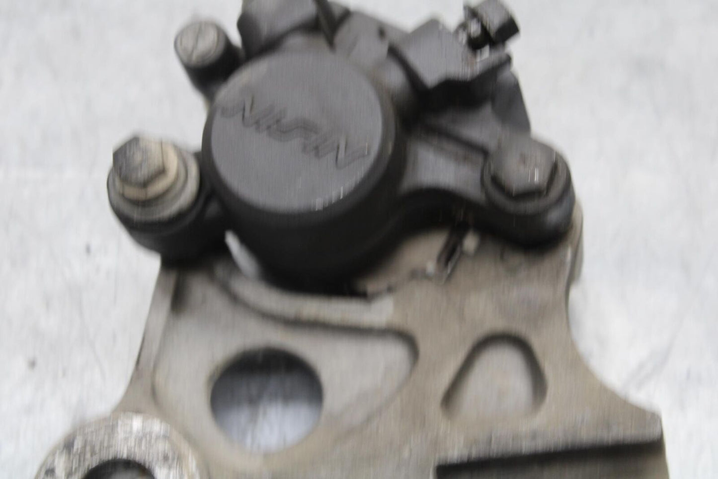 2006 Honda CBR600F4i REAR BACK BRAKE CALIPER W MOUNT BRACKET 43150-MBW-006 BB567