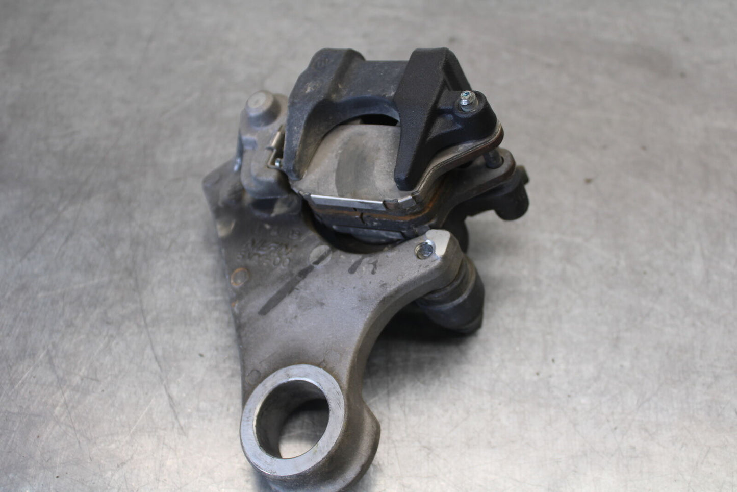 09-14 YAMAHA YZF R1 REAR BACK BRAKE CALIPER W MOUNT BRACKET BB696