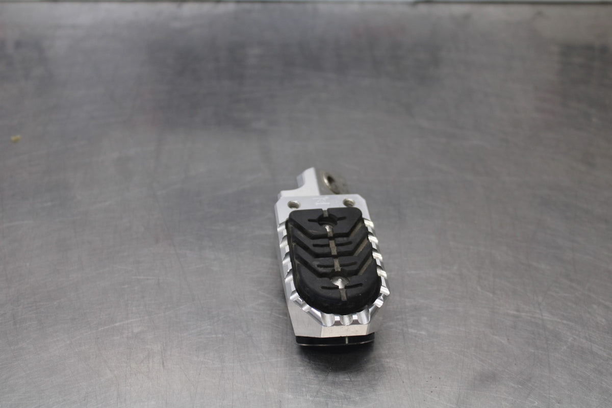 19 BMW F750GS AFTERMARKET RIGHT FRONT FOOT REST PEG STEP BB938