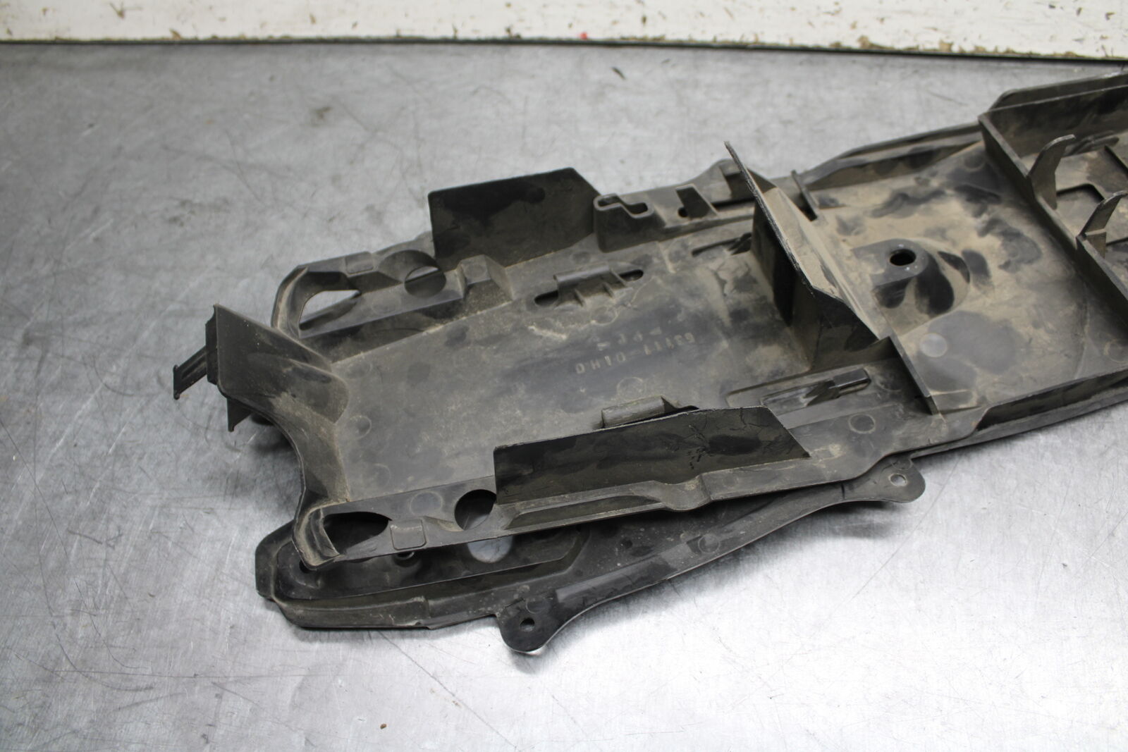 11-23 SUZUKI GSXR 750 REAR BACK TAIL UNDERTAIL BATTERY TRAY PLASTIC BB55
