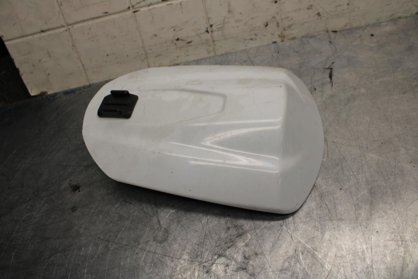 08-10 SUZUKI GSXR750 BACK SEAT SOLO COWL FAIRING COVER 45550-37H00-YPA bb476