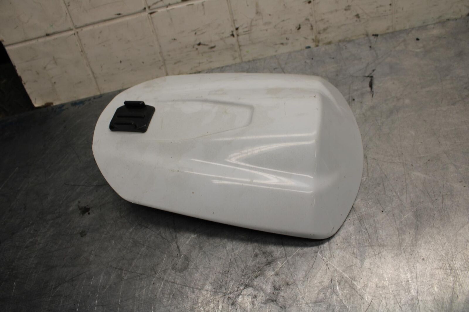 08-10 SUZUKI GSXR750 BACK SEAT SOLO COWL FAIRING COVER 45550-37H00-YPA bb476