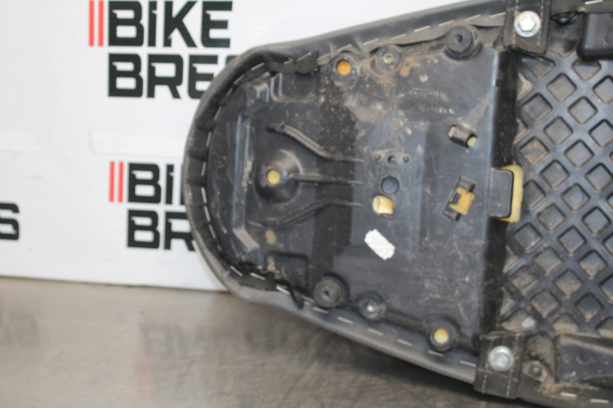 12 TRIUMPH STREET TRIPLE R FRONT REAR SEAT SADDLE BB914
