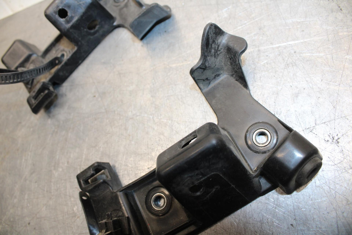 07 YAMAHA YZF R6 2c0  SIDE FAIRING BRACKET BB75