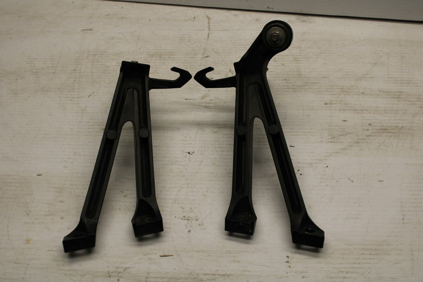 11-19 SUZUKI GSXR600 REAR BACK PASSENGER PEG SET PAIR BB294