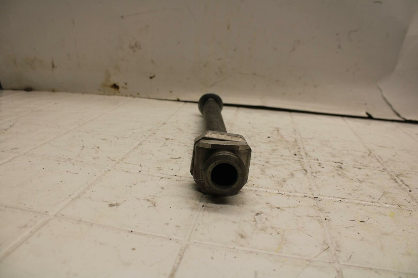 04-05 SUZUKI GSXR600 REAR AXLE BACK WHEEL RIM PIVOT BOLT AXEL BB20
