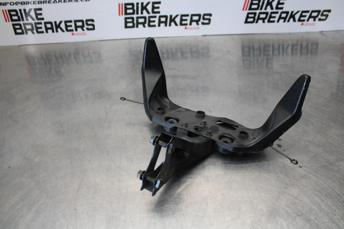 01-06 HONDA CBR600F4I UPPER FAIRING MIRROR GAUGES STAY BRACKET BB185