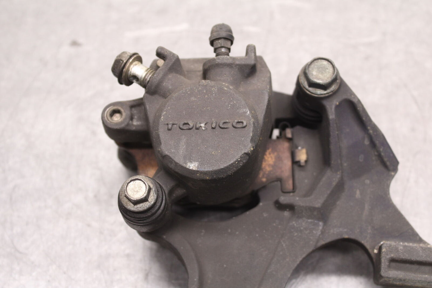 08-10 SUZUKI GSXR 600 REAR BACK BRAKE CALIPER W MOUNT BRACKET BB116