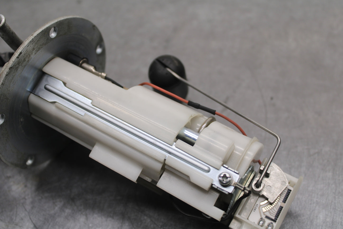 09-11 SUZUKI GSXR1000 FUEL PUMP GAS PETROL SENDER UNIT BB125
