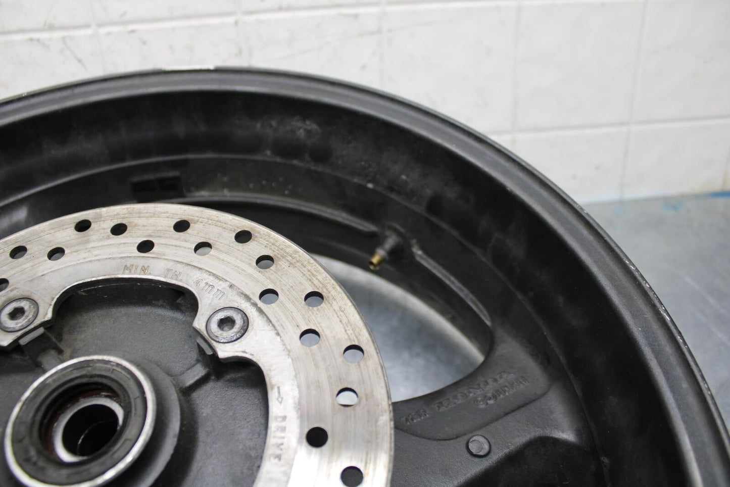 2000 Honda CBR600F4 REAR WHEEL AND ROTOR BACK BRAKE DISC 43251-MEE-000 BB552